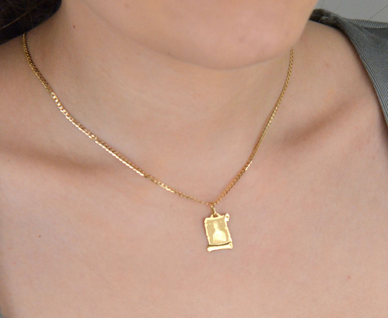 Zawieszka znak zodiaku Panna w kształcie zwoju papirusu. Całość została wykonana ze złota 585,.jpg